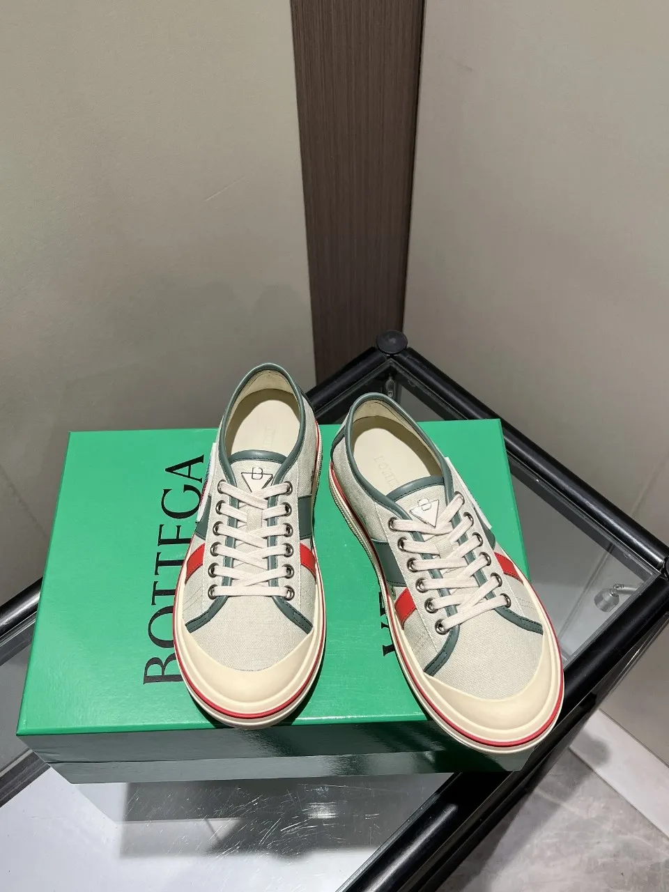 p518🐮🐮Bottega Veneta BV's latest Eliot series, retro basketball shoes, casual sports canvas shoes, become gods when they are launched! [Celebration] [Celebration] A 1:1 copy of the original version, [Fireworks] original material, [Fireworks] original color system, inspired by retro basketball sneakers, the color combination highlights youthful vitality, and perfectly interprets the theme of youth and childlike innocence. The details are also very particular. The summer canvas brings excellent durability and comfort. Designs such as calfskin trim, rubber toe caps and hand-painted retro red lines are full of retro feel. The round toe and convex sole add a modern feel and are suitable for various styles. Easily create a fashionable atmosphere. The upper foot is the focus...can be worn as a couple's shoes...each shoe has more taste and attitude! Fabric: Original customized high-density canvas + cowhide Lining: Original customized breathable canvas Insole: movable latex cowhide insole. Sole: original molded non-slip and wear-resistant TPU material. Sole thickness: 3cm. Size: women's size 35#-40#, men's size 39#-45#.